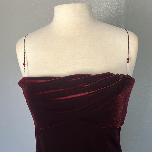 Red velvet dress - Picture 2 of 3